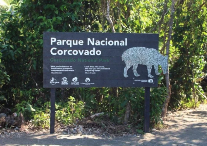 Panneau d'entrée du parc national du corcovado au Costa Rica